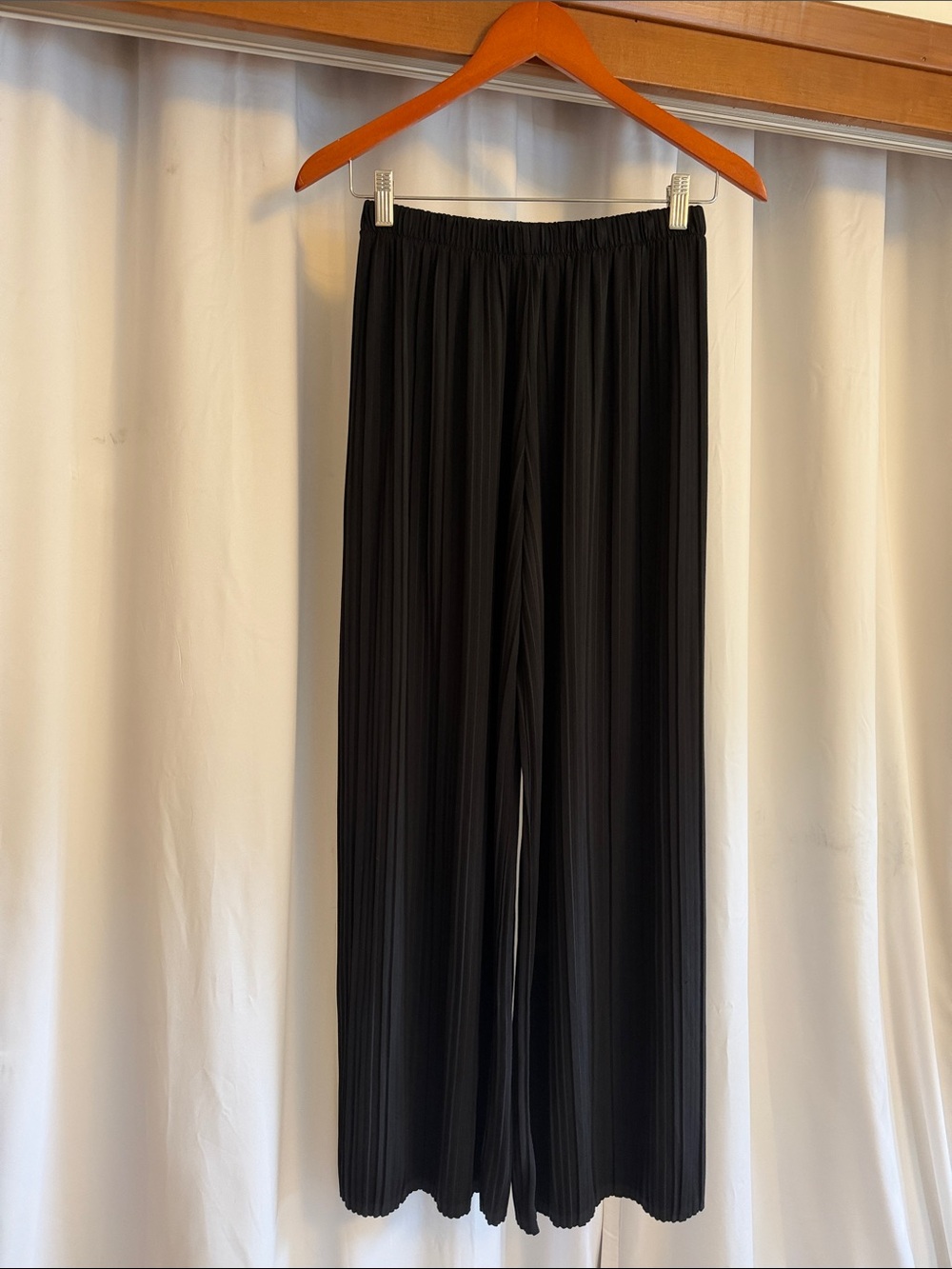 Uniqlo Black Wide Leg Pleated Pants